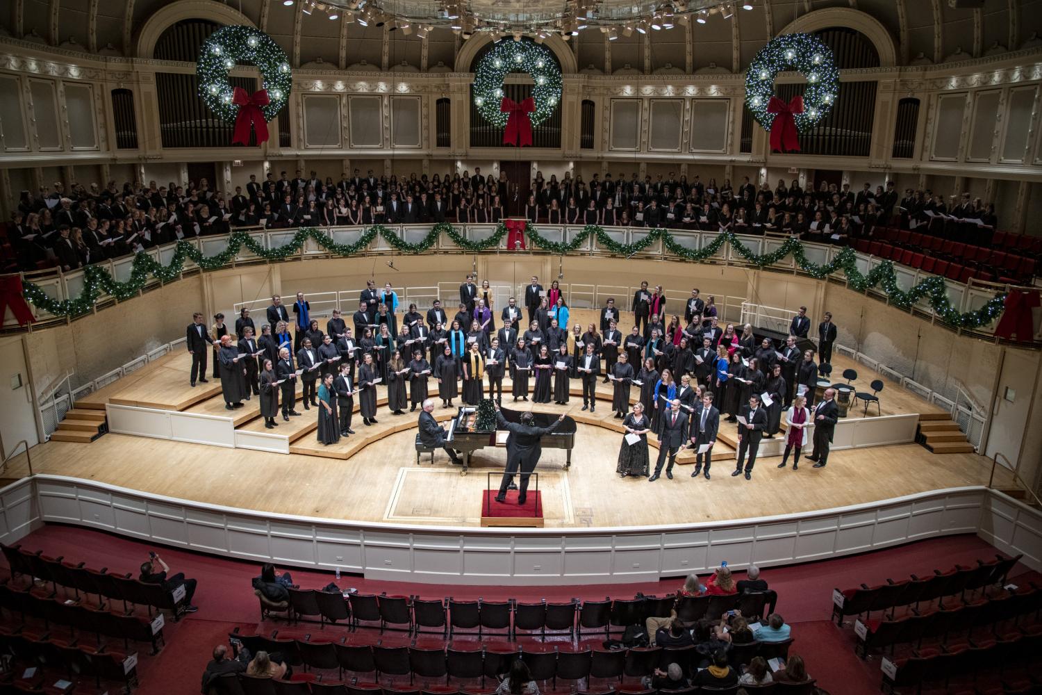 The <a href='http://98p.tianjingkeji.com'>bv伟德ios下载</a> Choir performs in the Chicago Symphony Hall.